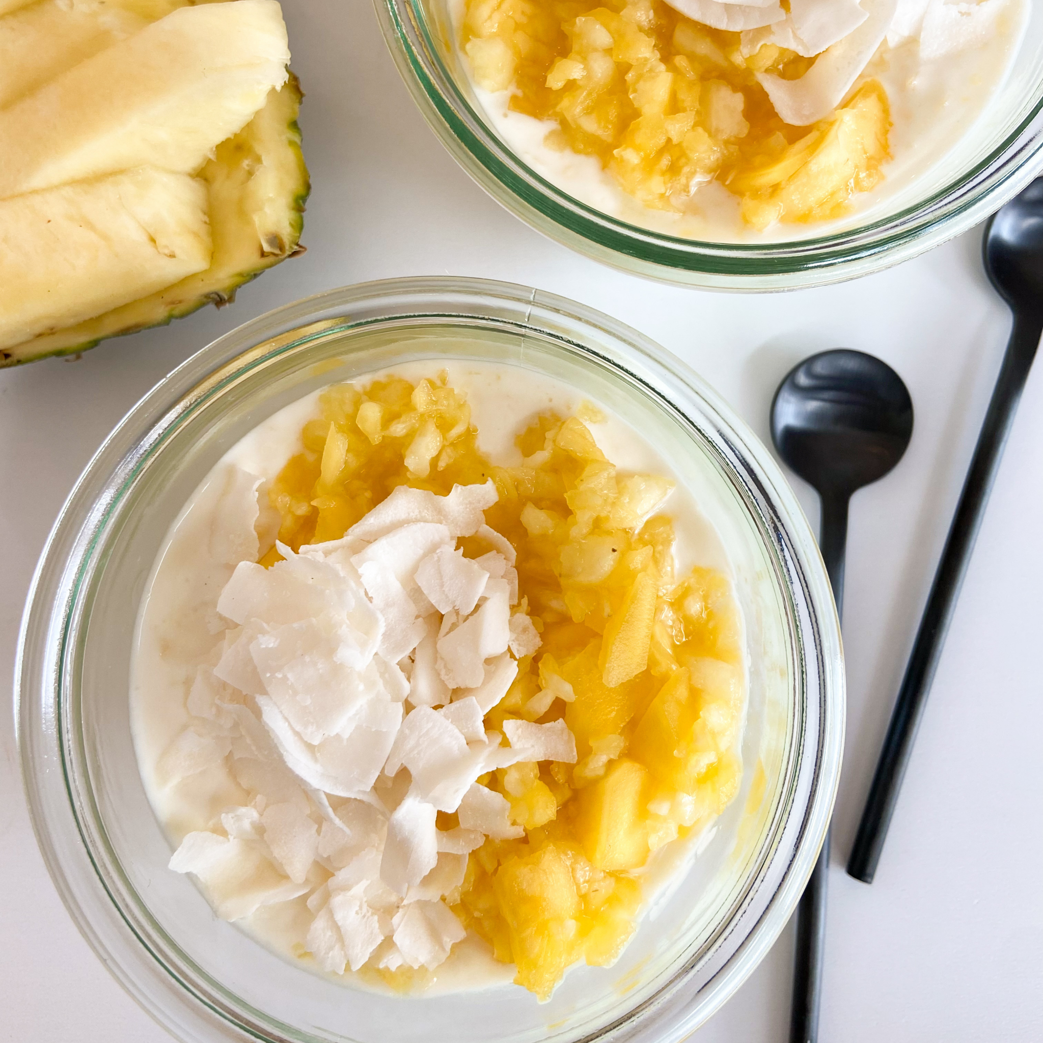 Mango-Ananas-Dessert im Glasschälchen.