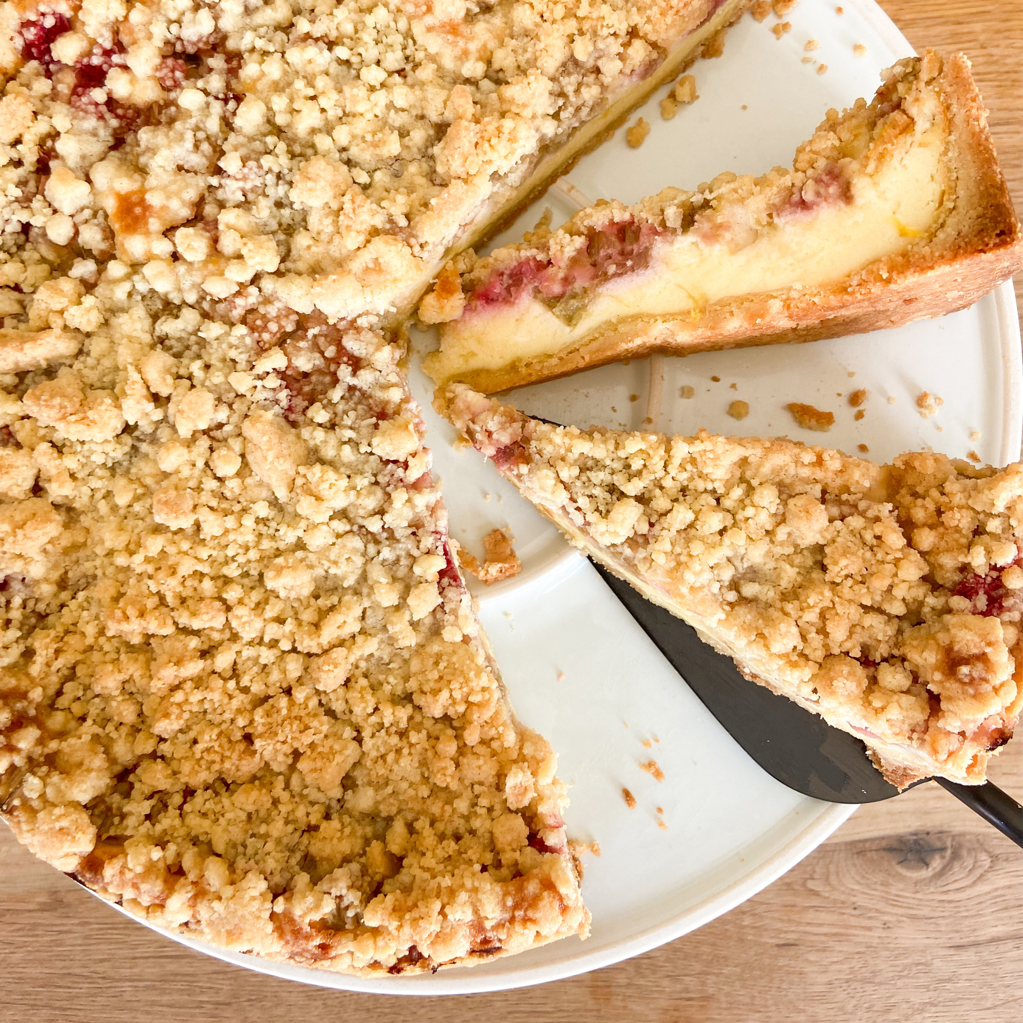 Rharbarber-Käsekuschen auf einem Teller.