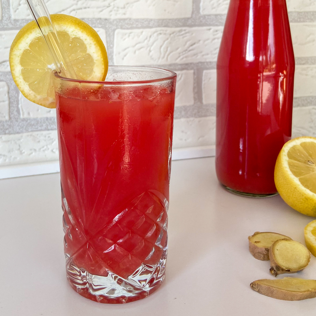 Ein Glas gefüllt mit dem Wassermelonen Booster und dekoriert mit einer Zitrone.