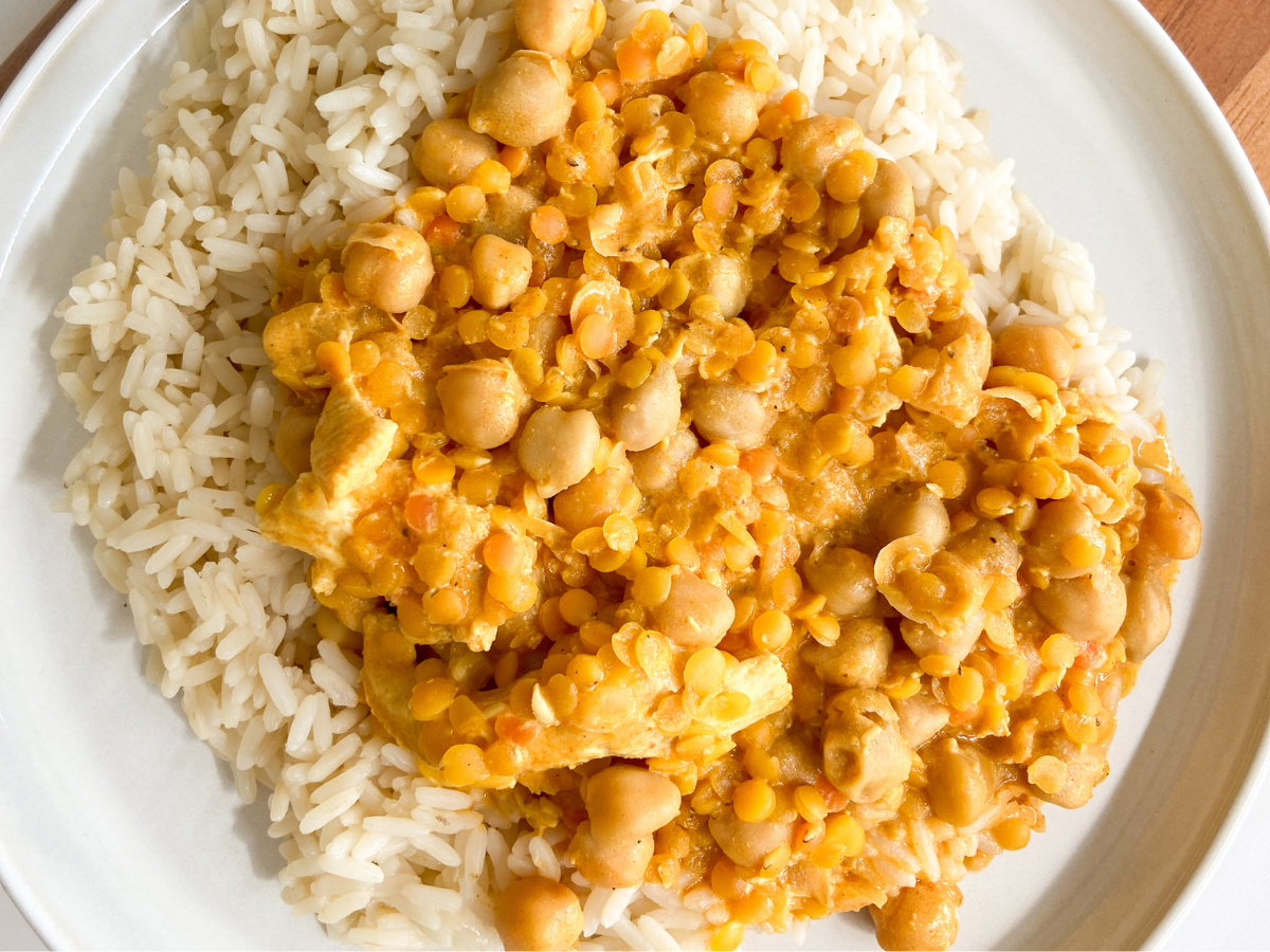 Reis mit Kokos-Linsen-Curry angerichtet auf einem Teller.