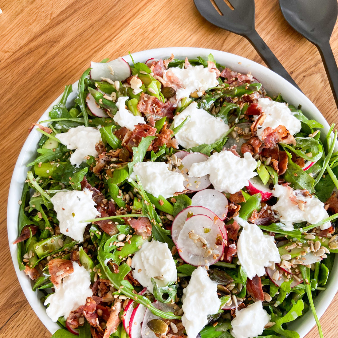 Spargelsalat mit Bacon und Burrata in einer Schüssel