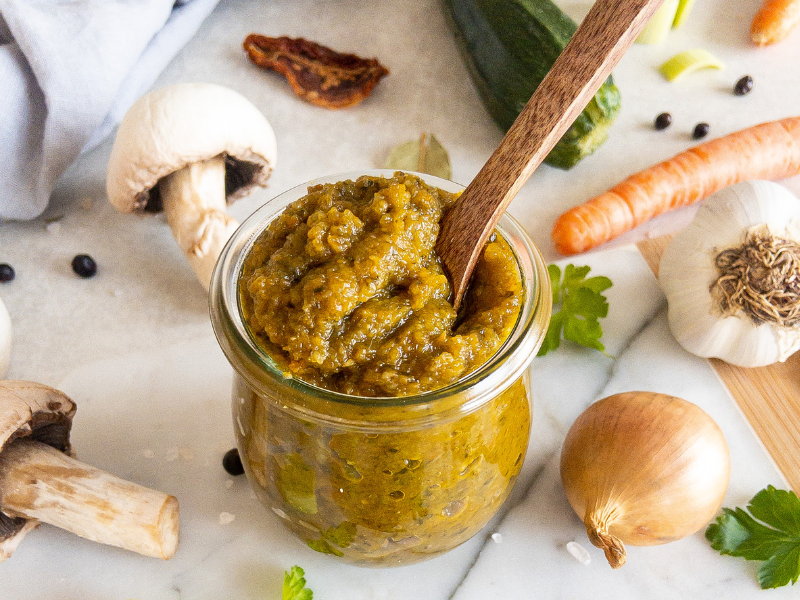 Gewürzpaste im Glas mit Holzlöffel.