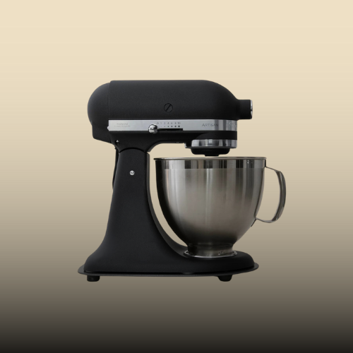 Seitenansicht einer mattschwarzen KitchenAid-Küchenmaschine mit einer Edelstahlschüssel, die das ikonische Design zeigt.