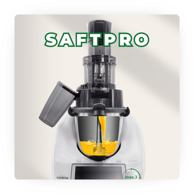 Kategorie-Bild eines Thermomix mit einem Saftaufsatz, der Saft in einen Behälter presst, mit dem Titel "SAFTPRO" in grüner Schrift.