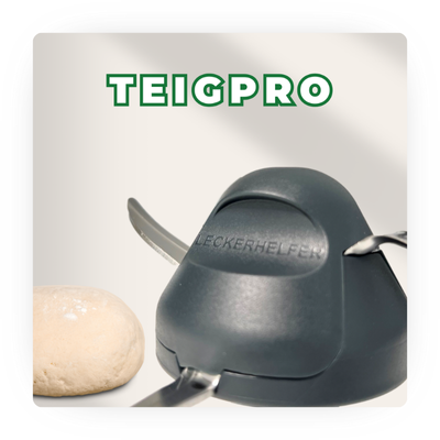 Kategorie-Bild eines Teigknetaufsatzes für eine Küchenmaschine neben einem Teigstück, mit dem Titel "TEIGPRO" in grüner Schrift.