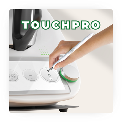 Kategorie-Bild eines Thermomix-Touchscreens, auf den mit einem Stylus gezeigt wird, mit dem Titel "TOUCHPRO" in grüner Schrift.